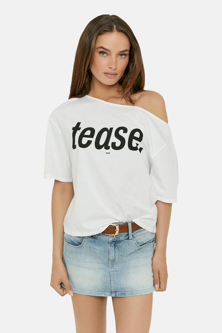Witte oversized T-shirt met zwarte tekst "tease." van TALLY WEIJL, schouderloos, voorzijde, model draagt jeansrokje