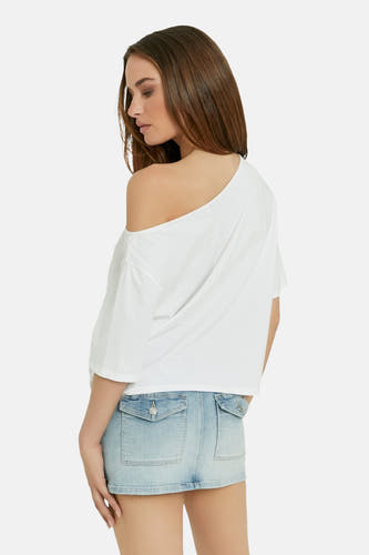 Witte oversized T-shirt van TALLY WEIJL, schouderontblotend, zijaanzicht, met lichte denim rok