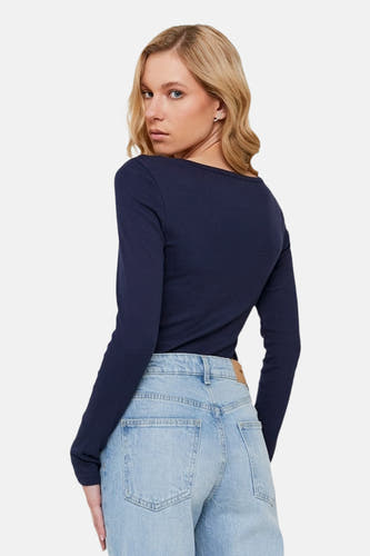 T-shirt bleu à manches longues de TALLY WEIJL, avec une encolure ronde, associé à un jean bleu clair.