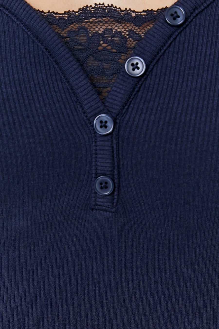 Blauw T-shirt met lange mouwen van TALLY WEIJL, met knoopsluiting en kanten detail.
