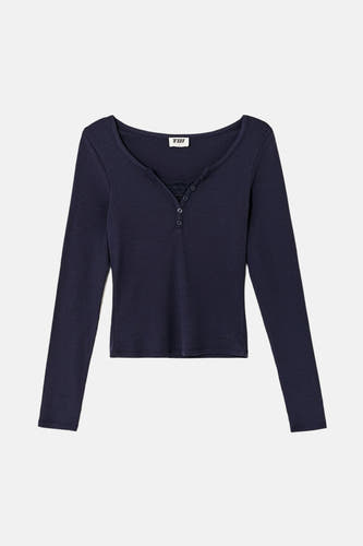 T-shirt bleu à manches longues de TALLY WEIJL, avec détail de bouton et bordure le la ligne du col.