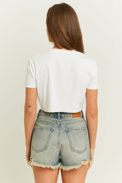 T-shirt blanc à manches courtes de TALLY WEIJL, avec des shorts en denim à bordures frangées.