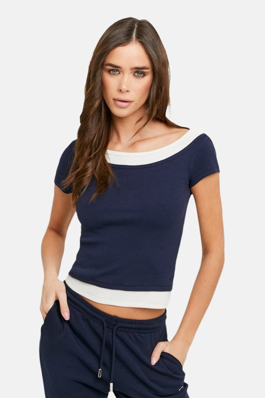 T-shirt court bleu de TALLY WEIJL avec encolure épaules dénudées et bordures blanches, combiné avec un jogging assorti.