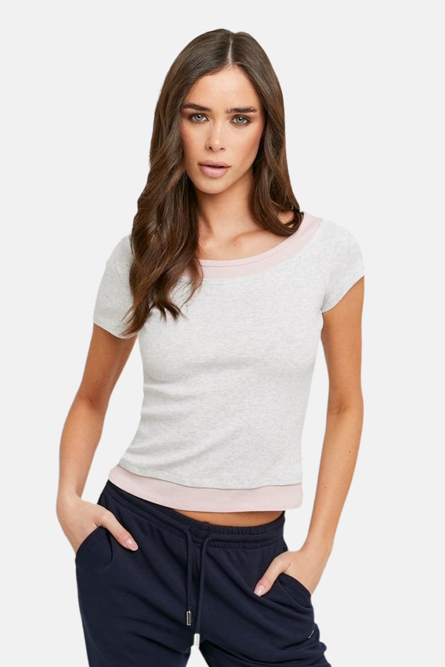 T-shirt gris à manches courtes de TALLY WEIJL, avec des bordures roses, un tissu côtelé et un col bateau, porté par un mannequin avec un pantalon de jogging bleu foncé.