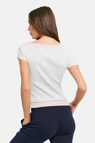 T-shirt gris à manches courtes de TALLY WEIJL, avec des bordures roses, porté par une femme avec un pantalon bleu foncé de dos.