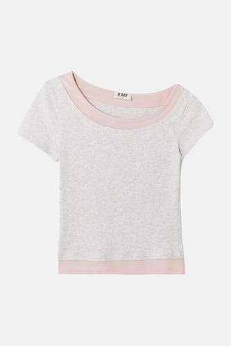 T-shirt gris chiné à manches courtes de TALLY WEIJL, avec bords roses, encolure bateau et petit label TW dans la nuque.