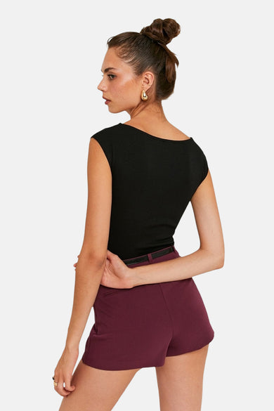 T-shirt noir à manches courtes de TALLY WEIJL, avec un col bas et associé à des shortts bordeaux et une ceinture noire.