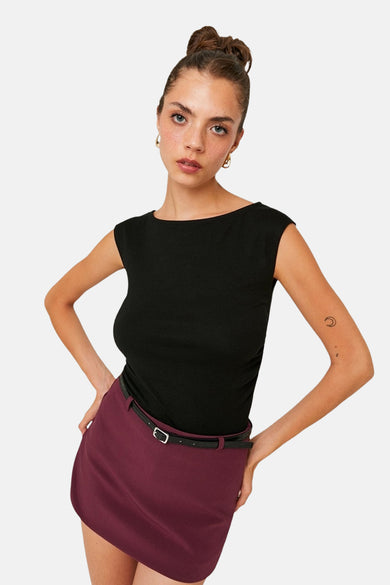 T-shirt noir à manches courtes de TALLY WEIJL, d'une couleur unie et associé à une minirok bordeaux.