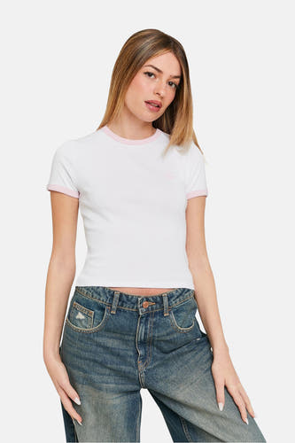 T-shirt blanc à manches courtes de TALLY WEIJL, avec des bordures roses au col et aux manches, porté avec un jeans bleu.