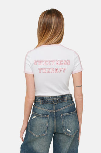T-shirt blanc à manches courtes de TALLY WEIJL, avec des détails roses et le texte "Sweetness Therapy" sur le dos.