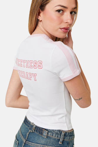 T-shirt blanc à manches courtes de TALLY WEIJL, avec des accents roses et un imprimé texte sur le dos.