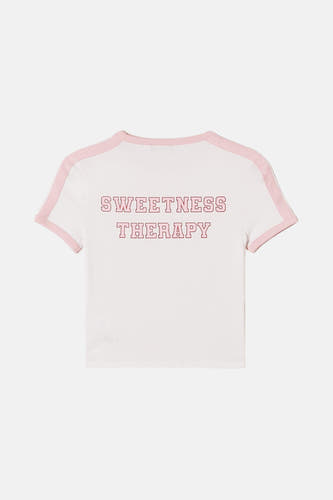 T-shirt blanc à manches courtes de TALLY WEIJL, avec des bordures roses et le texte 'Sweetness Therapy' en rouge.