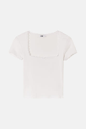 T-shirt blanc à manches courtes de TALLY WEIJL, avec col carré et détails sur les bords du col et des manches.