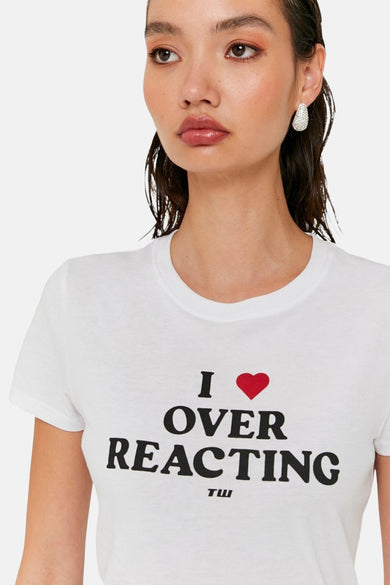 T-shirt blanc à manches courtes de TALLY WEIJL, avec le texte "I'm Over Reacting" en lettres noires.