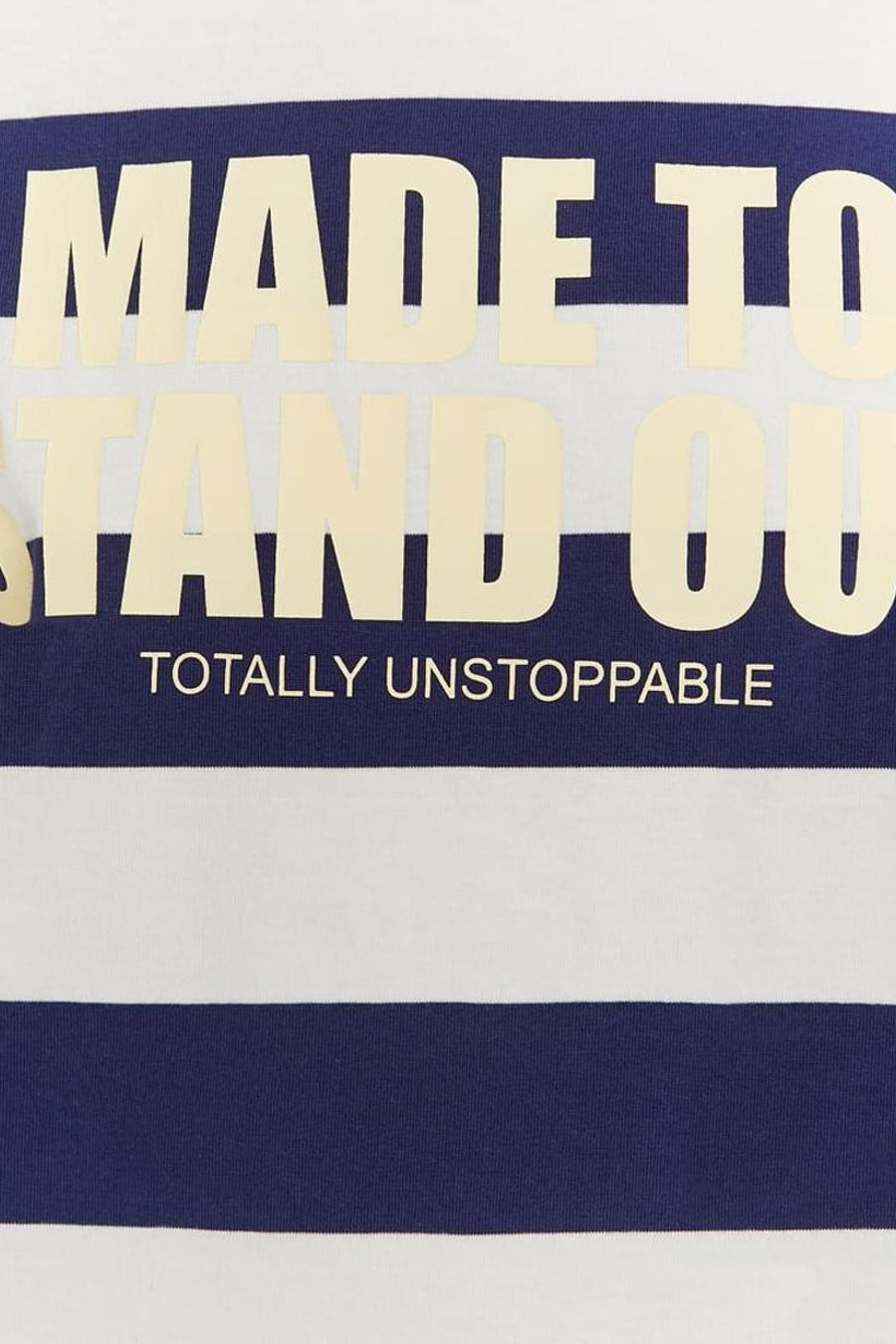 T-shirt rayé de TALLY WEIJL avec des rayures horizontales bleu et blanc et texte crème : 'MADE TO STAND OUT TOTALLY UNSTOPPABLE'.