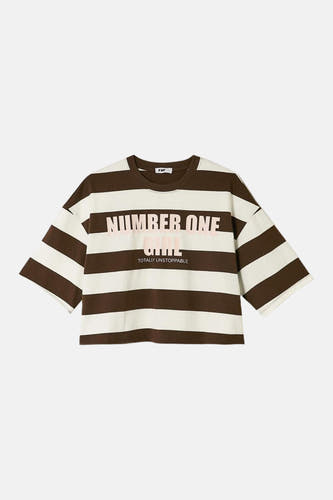 T-shirt rayé marron de TALLY WEIJL avec des rayures blanches et un imprimé texte rose et noir.
