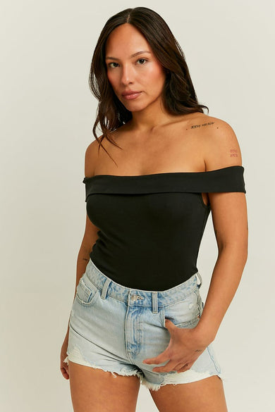 Top noir sans manches de TALLY WEIJL, modèle épaules dénudées, coupe ajustée, porté avec un short en jean bleu clair, vue de face.