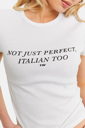 T-shirt blanc à manches courtes de TALLY WEIJL, avec imprimé texte noir sur le devant.