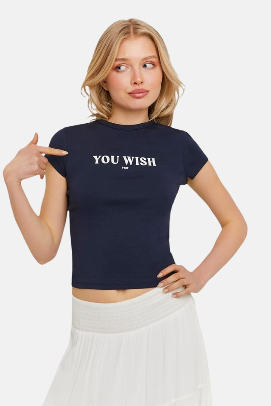 T-shirt à manches courtes bleu foncé de TALLY WEIJL, avec imprimé 'YOU WISH TW', coupe courte, porté avec une jupe blanche.