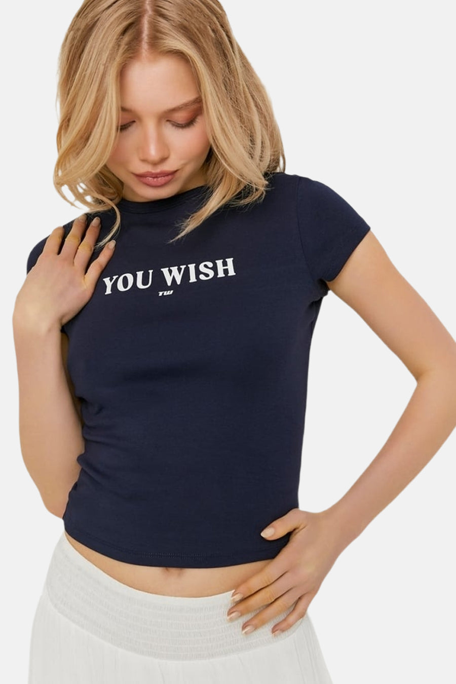 T-shirt bleu à manches courtes de TALLY WEIJL, imprimé avec 'YOU WISH' et une coupe courte et ajustée.