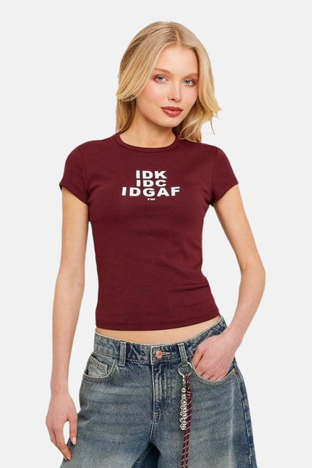 T-shirt Bordeaux de TALLY WEIJL, avec imprimé texte blanc, porté avec un jean bleu à chaîne.