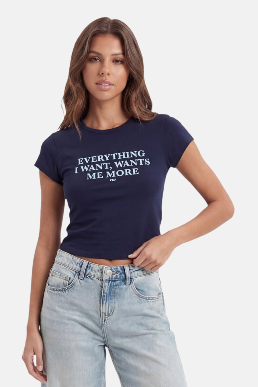 T-shirt bleu de TALLY WEIJL avec le texte 'EVERYTHING I WANT, WANTS ME MORE', manches courtes et coupe courte.
