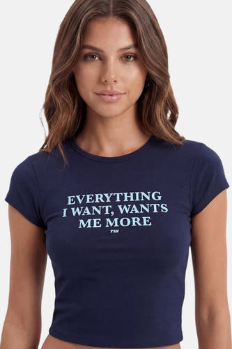 T-shirt bleu ajusté à manches courtes de TALLY WEIJL, imprimé avec le texte 'EVERYTHING I WANT, WANTS ME MORE'.