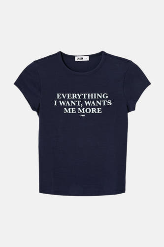 T-shirt bleu à manches courtes et col rond de TALLY WEIJL avec inscription blanche 'EVERYTHING I WANT, WANTS ME MORE' et petit logo TW sur le devant.