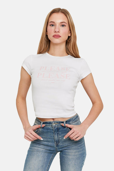 T-shirt blanc à manches courtes de TALLY WEIJL, avec imprimé texte rose, associé à des jeans.