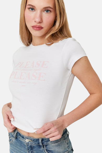 T-shirt blanc à manches courtes de TALLY WEIJL, avec du texte rose clair, associé à un jean bleu.