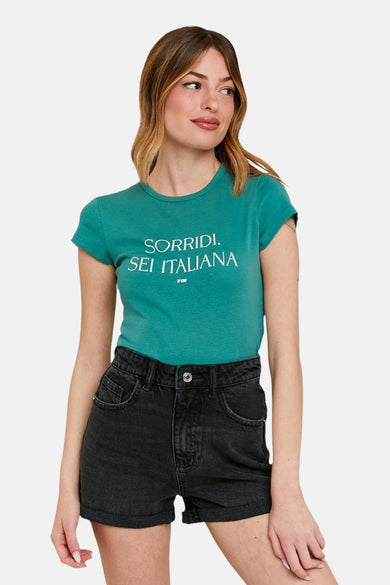 T-shirt vert avec manches courtes de TALLY WEIJL, avec une impression textuelle, associé à un short en denim noir.
