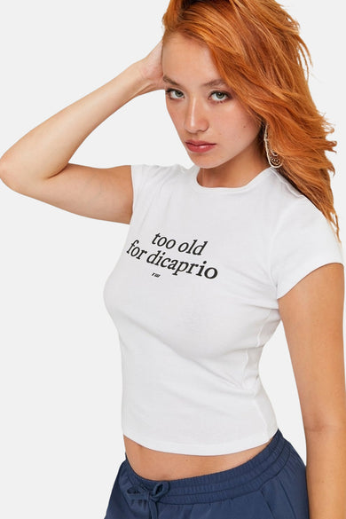 T-shirt blanc à manches courtes de TALLY WEIJL, avec impression de texte noire, associé à un pantalon bleu.