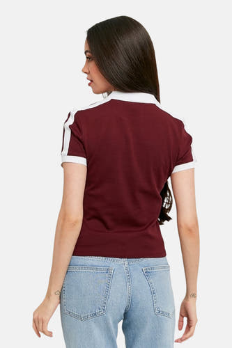 Polo rouge à manches courtes de TALLY WEIJL avec col contrastant blanc et détails sur les épaules, dos.