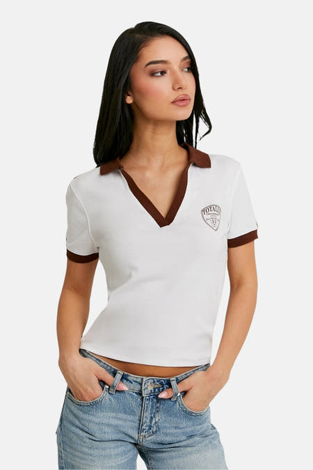 Witte polo met korte mouwen van TALLY WEIJL, met bruine details en gedragen met een jeans.