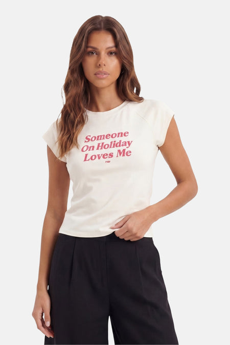 Witte korte mouwen t-shirt met roze tekst van TALLY WEIJL, gedragen door model met donkere broek, front view