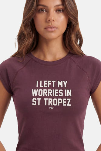 Paarse korte mouwen t-shirt van TALLY WEIJL met witte tekst "I LEFT MY WORRIES IN ST TROPEZ" en raglanmouwen, vooraanzicht