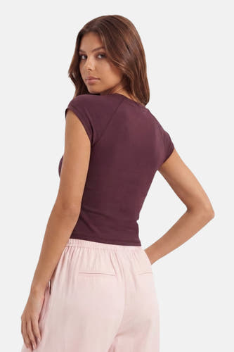 Paarse korte mouwen t-shirt van TALLY WEIJL, strak model, rugzijde, model draagt roze broek