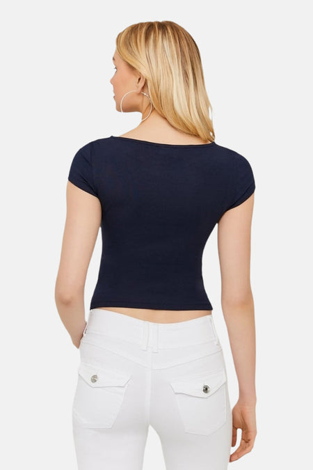 T-shirt bleu à manches courtes de TALLY WEIJL, uni et ajusté, coupe courte avec encolure bateau, vu de dos, porté avec un jean blanc.