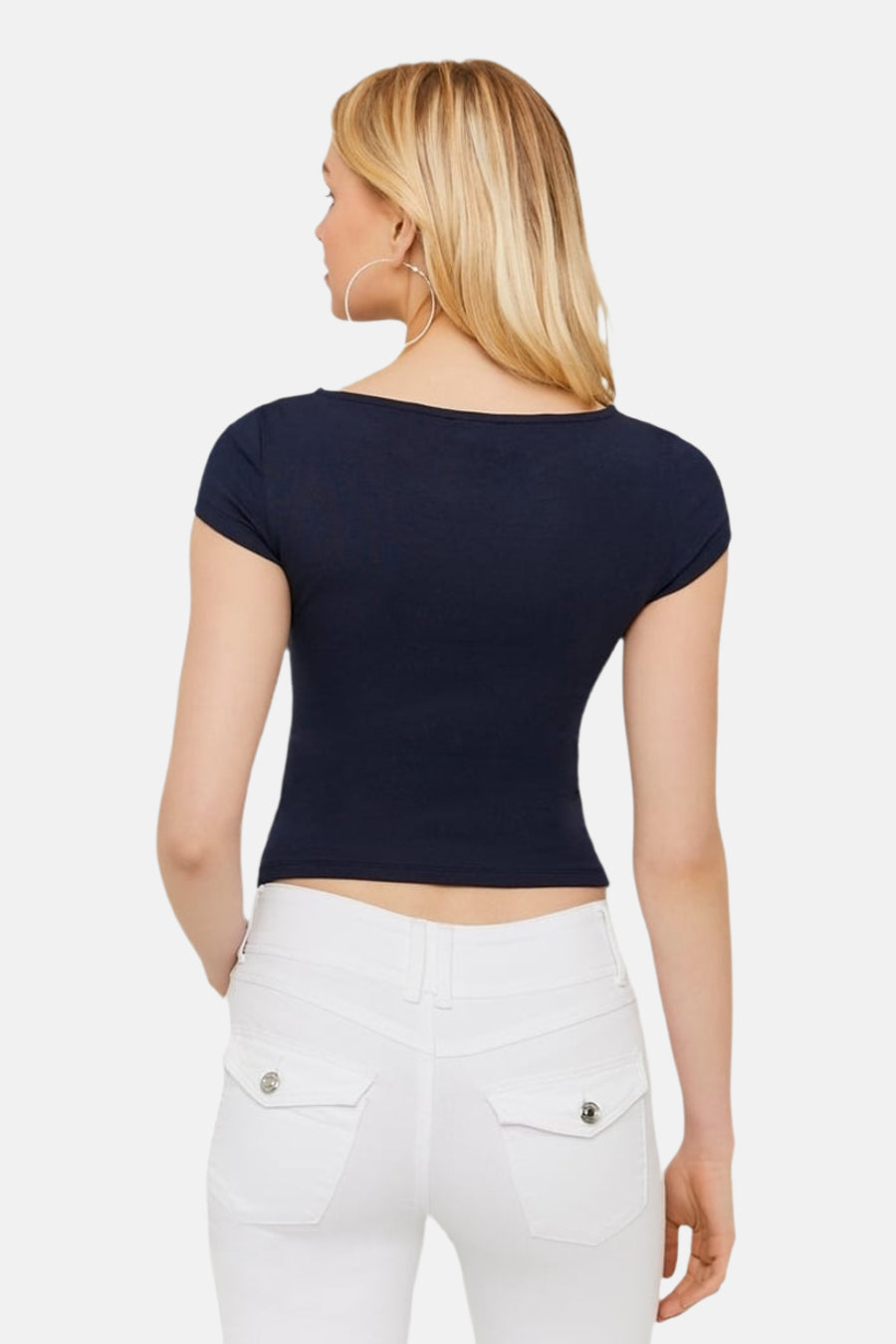 T-shirt bleu à manches courtes de TALLY WEIJL, uni et ajusté, coupe courte avec encolure bateau, vu de dos, porté avec un jean blanc.