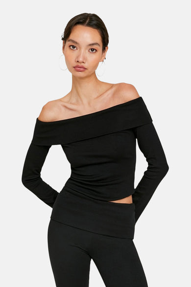 T-shirt noir à manches longues de TALLY WEIJL, avec col et manches longues, associé à une legging noire.