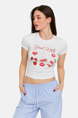 T-shirt blanc à manches courtes de TALLY WEIJL, avec une impression 'Good Luck Babe' rouge et un short rayé bleu.