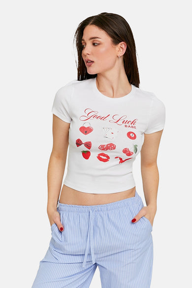T-shirt blanc à manches courtes de TALLY WEIJL, avec une impression 'Good Luck Babe' rouge et un short rayé bleu.