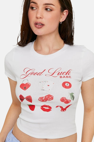 T-shirt blanc à manches courtes de TALLY WEIJL, avec une impression 'Good Luck Babe' et des illustrations porte-bonheur.