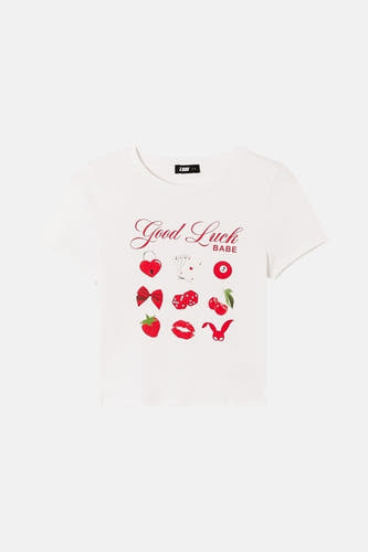 T-shirt blanc à manches courtes de TALLY WEIJL, avec le texte "Good Luck Babe" en rouge et des illustrations porte-bonheur.