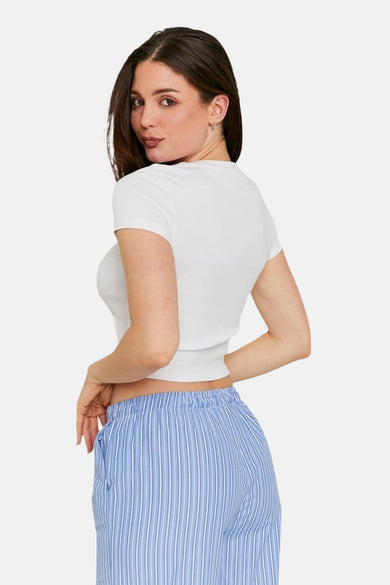 T-shirt blanc à manches courtes de TALLY WEIJL, porté avec un short rayé bleu.