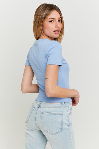 T-shirt bleu à manches courtes de TALLY WEIJL, porté avec des jeans légers.