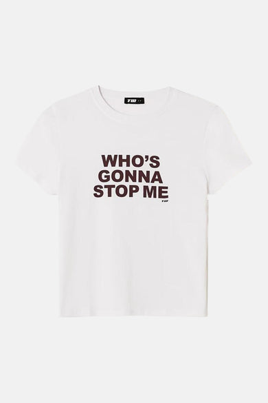 T-shirt blanc de TALLY WEIJL avec le texte marron 'WHO'S GONNA STOP ME' et une étiquette noire au col.