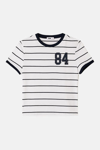 T-shirt blanc de TALLY WEIJL avec des rayures horizontales bleu foncé, un col rond foncé et des poignets, et les chiffres '84' sur la poitrine.