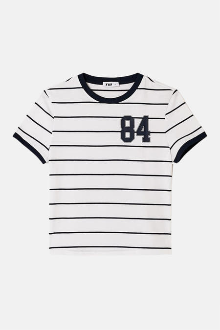 T-shirt blanc de TALLY WEIJL avec des rayures horizontales bleu foncé, un col rond foncé et des poignets, et les chiffres '84' sur la poitrine.