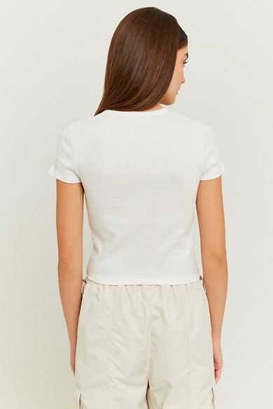 T-shirt blanc de TALLY WEIJL, dos, associé à un pantalon beige.